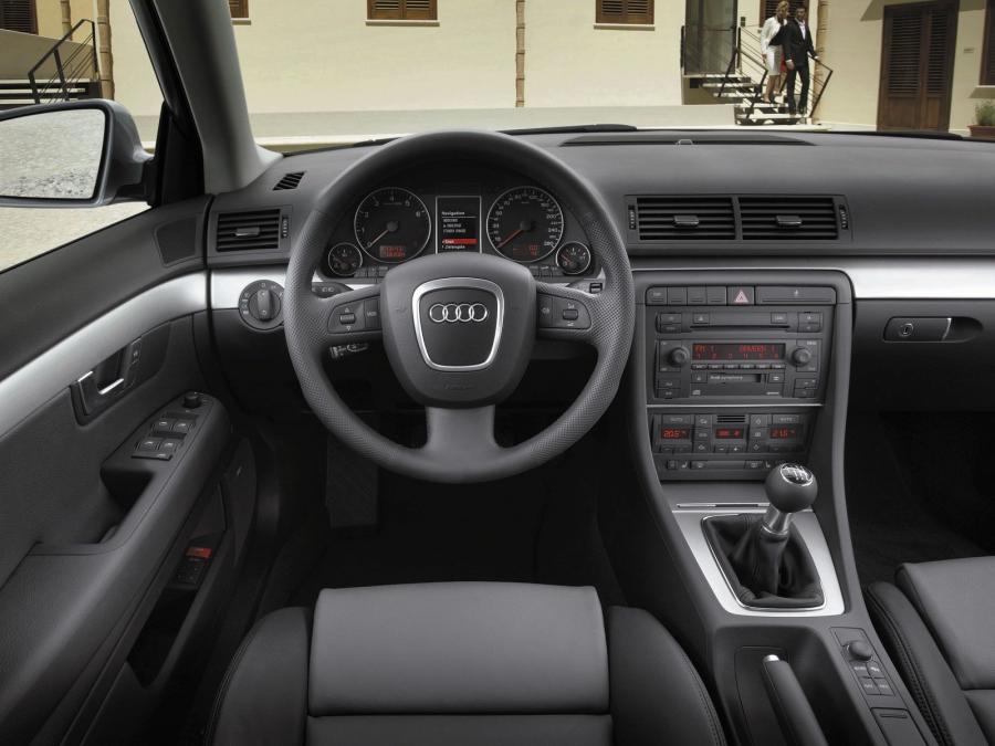 Торпедо Audi A4 2.0T Sedan (B7, 8E) 2004 года  (фото 24 из 26)